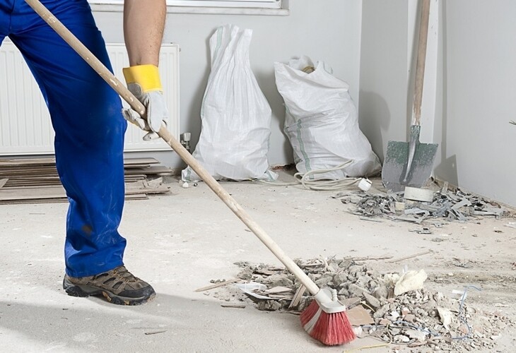 Trabalhador realizando limpeza pós obra